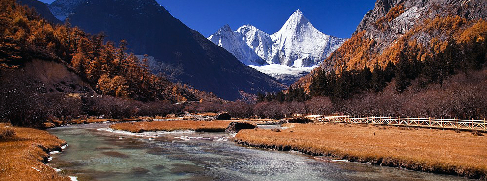 稻城县亚丁央迈勇雪山