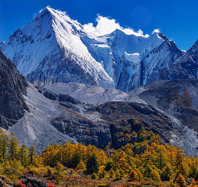 稻城县亚丁夏诺多吉雪山